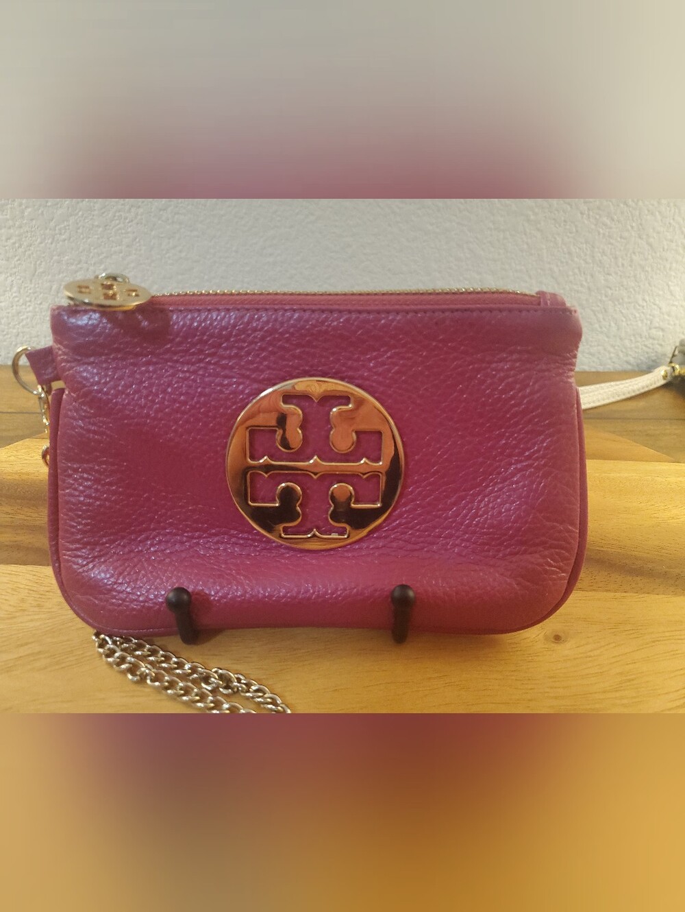 TORY BURCH WRISTLET IN GREAT CONDITION!